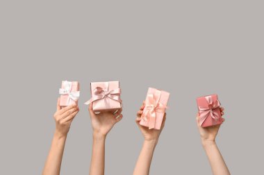 Hafif arka planda yetenekleri olan kadınlar. Anneler Günü kutlaması