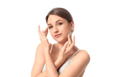 Beyaz arka planda güzel genç bir kadın