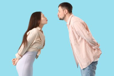 Mavi arka planda genç bir çift