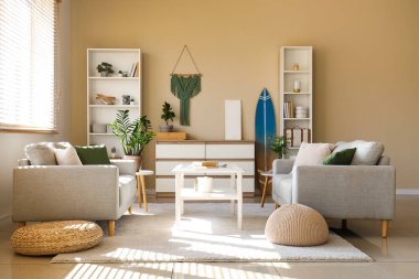 Sörf tahtası olan modern bir oda.