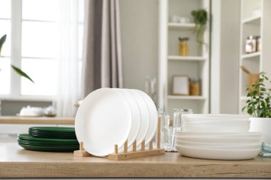 Mutfaktaki tezgahta farklı temiz tabaklar var.