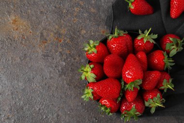 Koyu arkaplanda taze çilek tabağı.