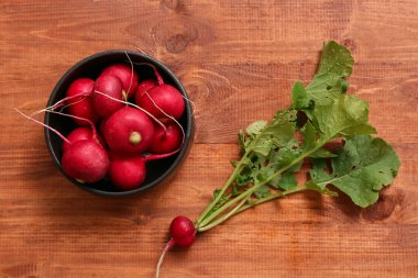 Ahşap arka planda taze turplu kase