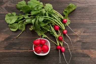 Ahşap arka planda taze turplu kase