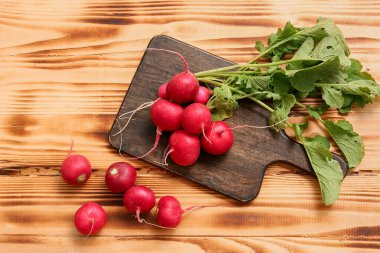 Ahşap zemin üzerinde taze turplar olan tahta