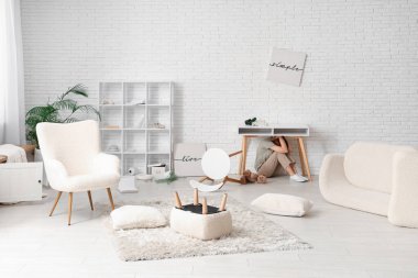 Deprem sırasında masanın altında saklanan kadın.