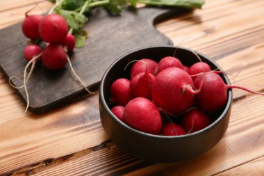 Ahşap arka planda taze turplu kase ve yemek.