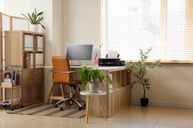 Ofisinde bilgisayar, ABD bayrağı ve yazıcısı olan modern işyeri