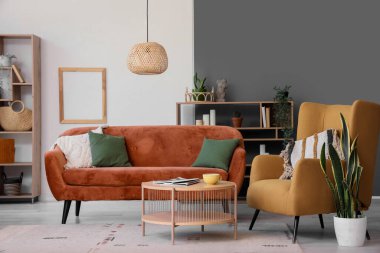 Oturma odasında koltuğu ve kahve masası olan bir koltuk.