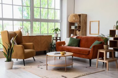 Koltuk, kanepe ve sehpa oturma odasında.