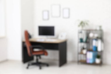 Çalışma yeri, koltuk, modern bilgisayar ve raf ünitesi olan şık ofis içi, bulanık görünüm