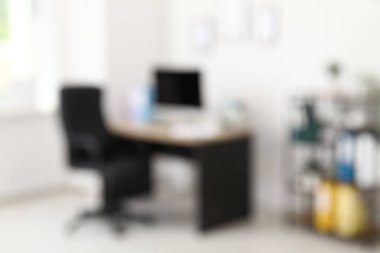 Çalışma yeri, koltuk, modern bilgisayar ve raf ünitesi olan şık ofis içi, bulanık görünüm