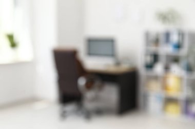 Çalışma odası, kahverengi koltuk, modern bilgisayar ve raf ünitesi, bulanık görünüm