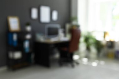 Çalışma odası, koltuk, modern bilgisayar ve siyah duvarın yanındaki raf ünitesi, bulanık görünüm