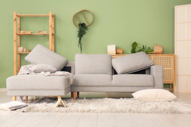 Depremden sonra koltuğu olan hasarlı bir oturma odası.