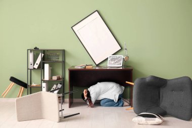 Depremden sonra iş yerinde saklanmış genç bir kadın.