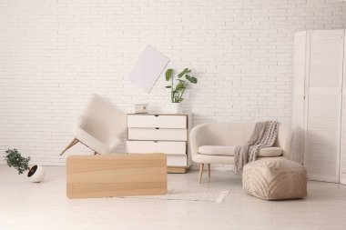 Depremden sonra koltukları olan hasarlı oturma odasının içinde.