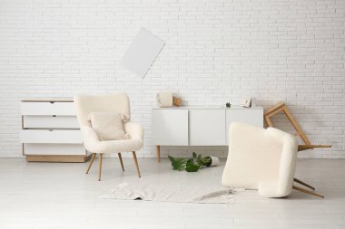 Depremden sonra koltukları olan hasarlı oturma odasının içinde.