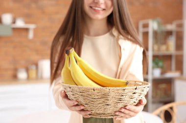 Mutfakta bir kase muzlu genç bayan, yakın plan.