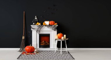 Cadılar Bayramı için şömine ve balkabaklarıyla dekore edilmiş oturma odasının içi.