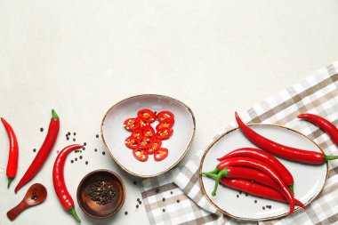 Hafif arka planda taze biberli tabak ve tabak.