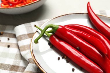 Masada taze biberli tabak, yakın plan.