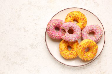 Hafif grunge arka planında tatlı çörekleri olan tabak