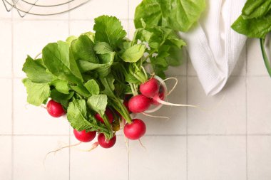 Beyaz fayanslı yeşil yapraklı taze turp.