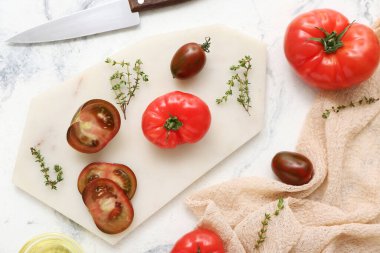 Beyaz arka planda taze domatesli tahta