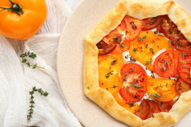 Lezzetli bir domates tabağı, yakın plan.