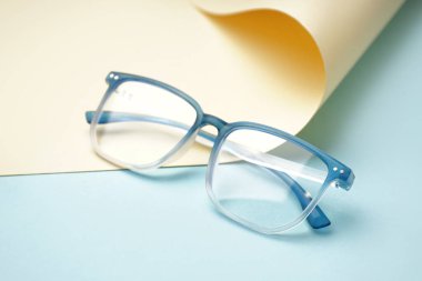 Renk arkaplanına yeni gözlük