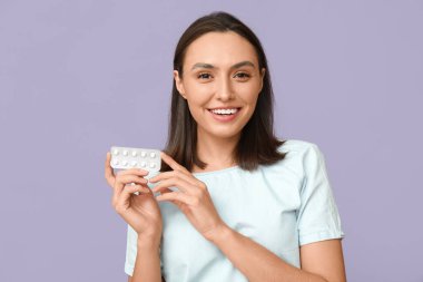 Leylak arkaplanda haplar olan güzel bir genç kadın.