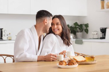 mutlu genç bir çift evde kahvaltı