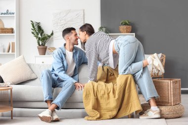 Evdeki mutlu genç çift