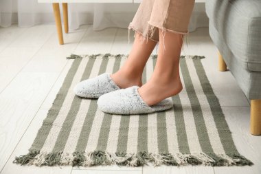 Evde terlik giymiş genç bir kadın, yakın plan.