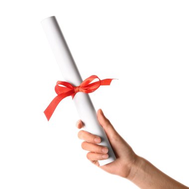 Beyaz arka planda diploması olan bir kadın.