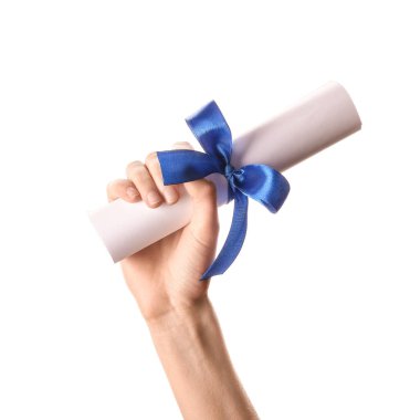 Beyaz arka planda diploması olan bir kadın.