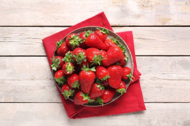 Gri ahşap arka planda taze çilek tabağı.