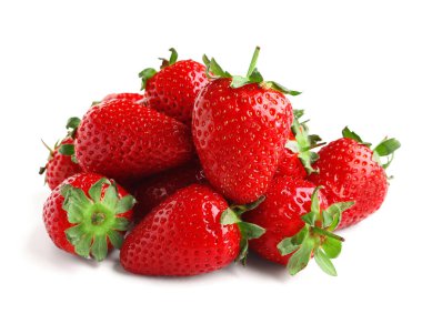 Beyaz arka planda bir sürü tatlı çilek