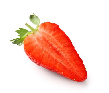 Beyaz arka planda taze çileğin yarısı.