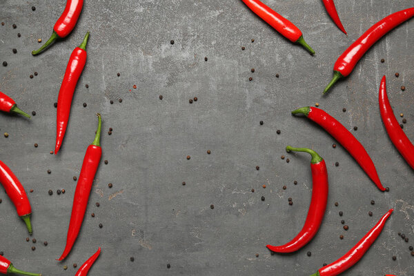Рамка из свежего перца чили и перца на темном фоне