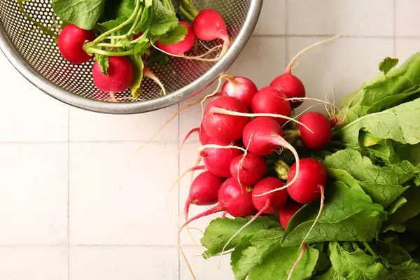 Beyaz fayanslı taze turp sürüsü