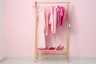 Pembe duvarın yanında şık elbiselerle dizilin.