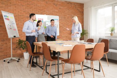 Bir grup insan iş planı Office tartışıyor