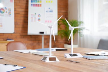Ofisteki masada rüzgar türbini modelleri, yakın plan.