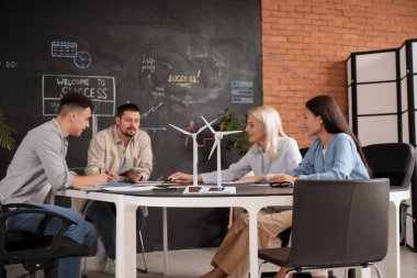 Ofisteki masada rüzgar türbini modelleri, yakın plan.