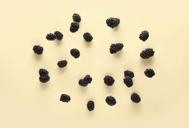 Bej arka planda uçuşan lezzetli böğürtlenler