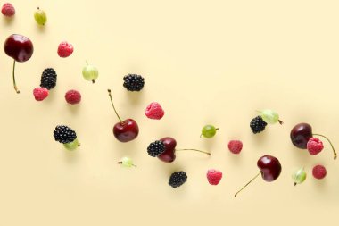 Bej arka planda uçuşan farklı meyveler