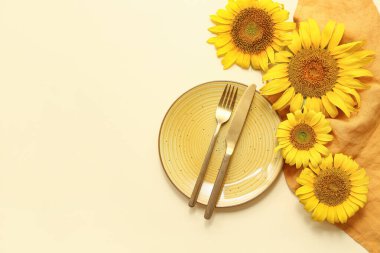 Sarı arka planda ayçiçekleri olan güzel bir masa.