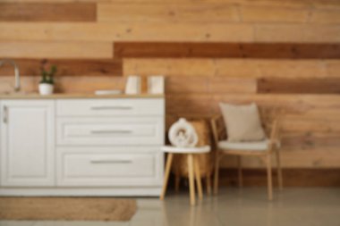 Beyaz tezgahlı ve koltuklu bulanık mutfak manzarası